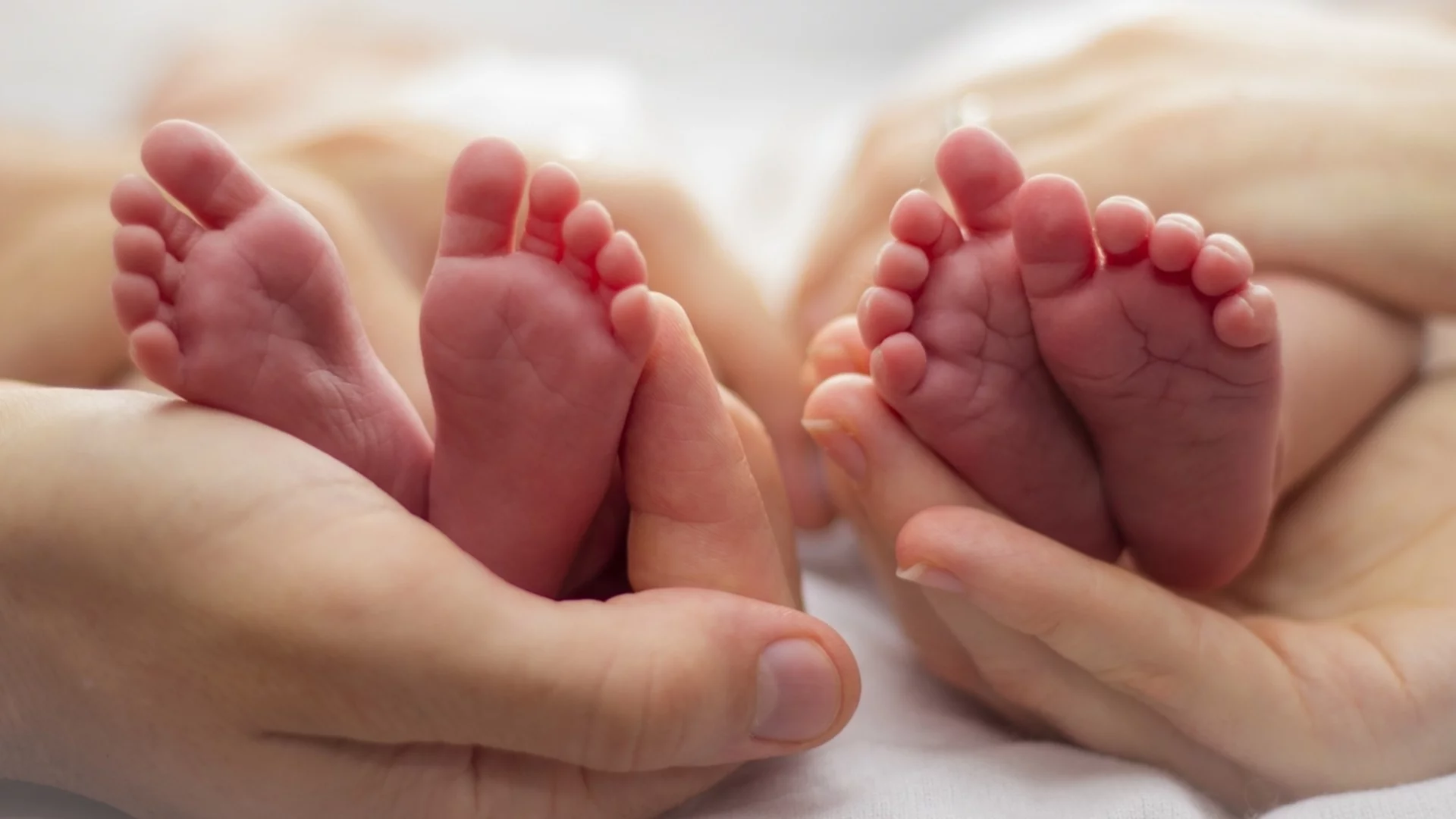 Уникално: Трима братя станаха бащи в един и същи ден