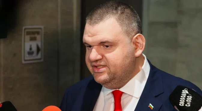 "9 месеца бяха с ДПС, всички бяха част от нас": Пеевски показа общи законопроекти с Мирчев (ВИДЕО)