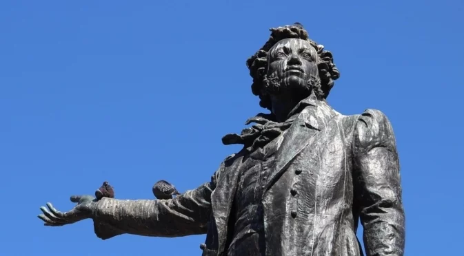 Тук не е Русия: Поднасяне на цветя на паметника на Пушкин може да доведе до шамари (ВИДЕО)