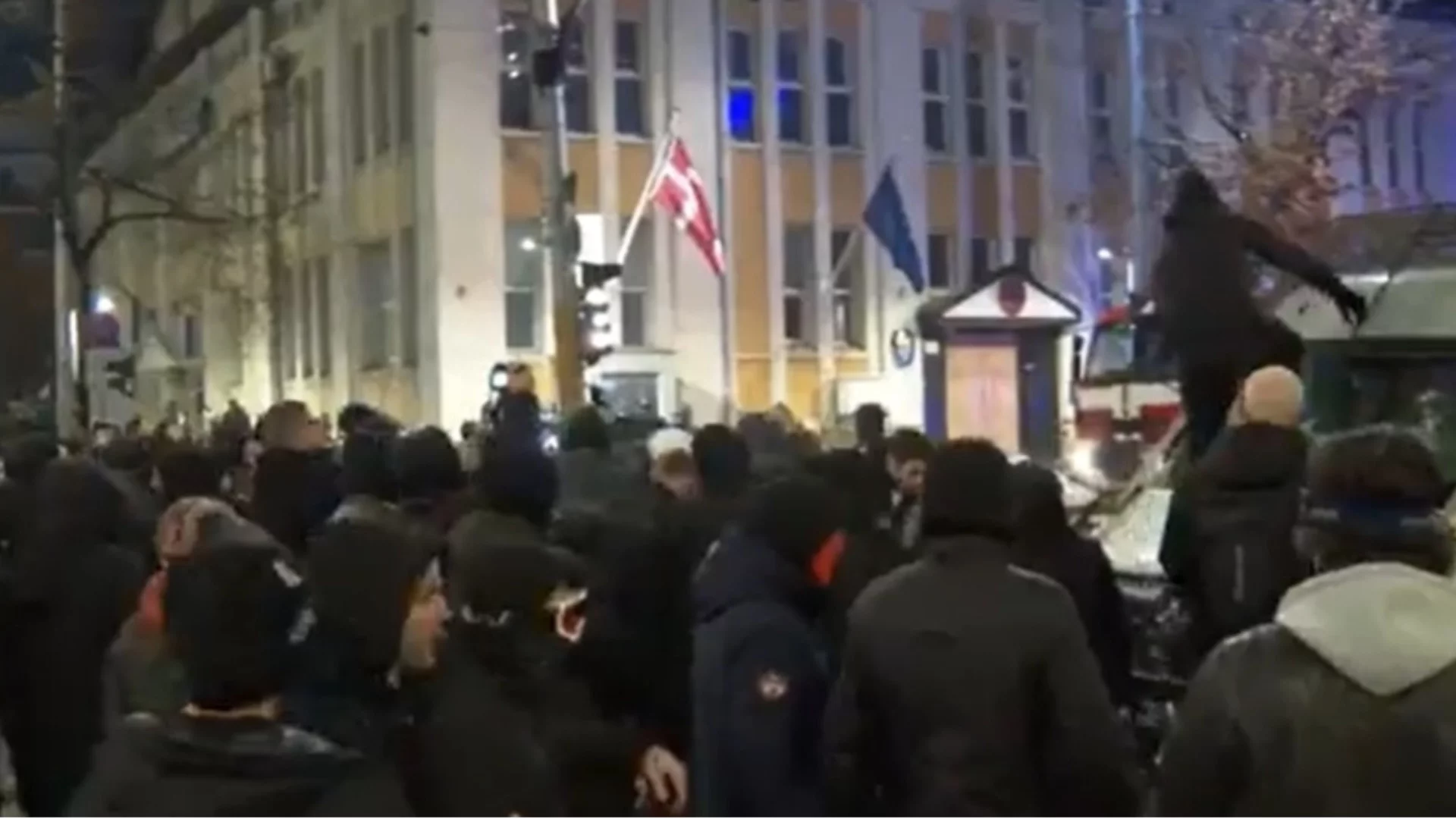 Записи от протеста, скрити в парламента, доказват, че полицията не реагира на провокаторите (ВИДЕО)