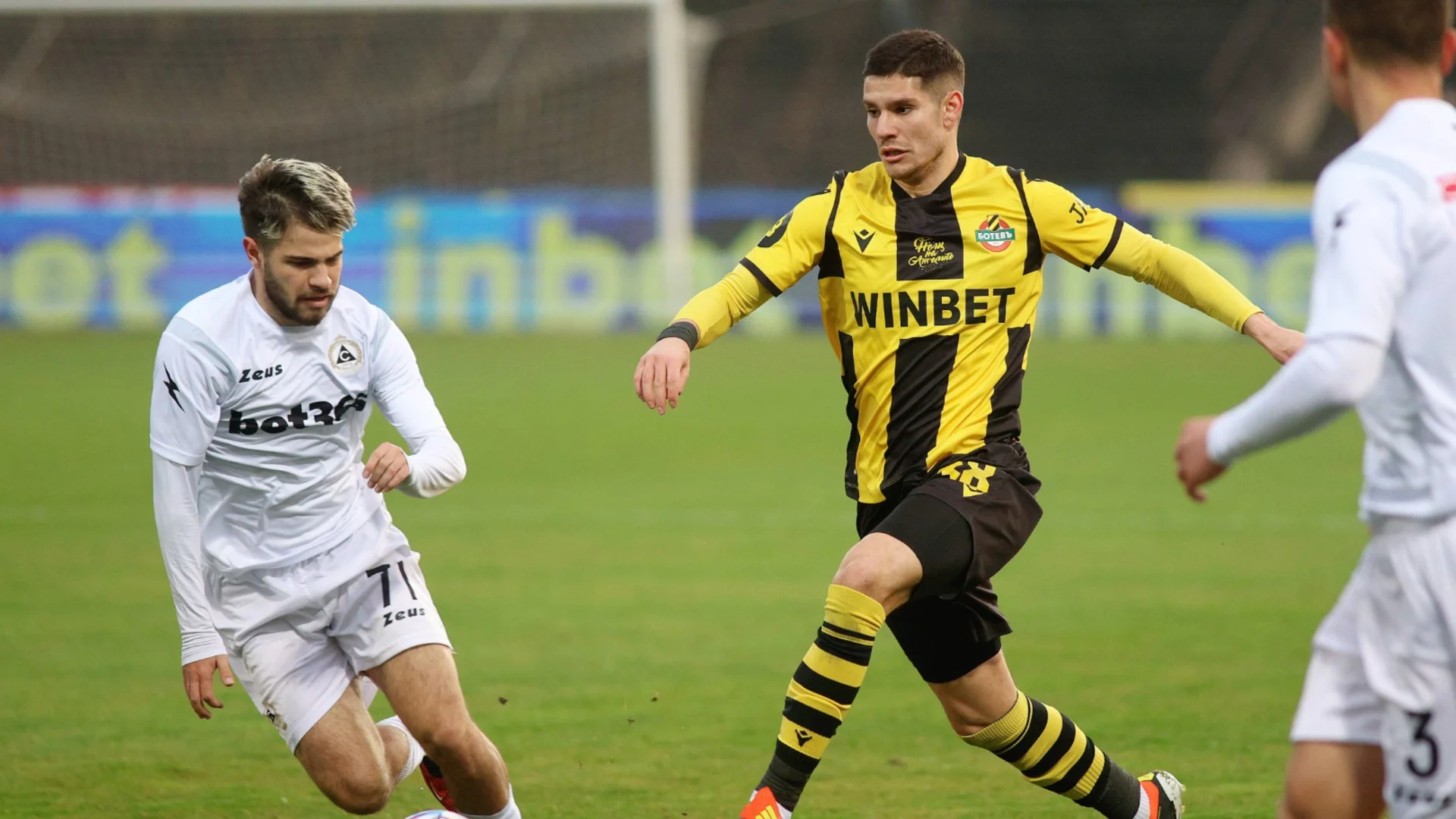 Шампионът на Румъния преговаря с Ботев Пловдив за трансферна цел на ЦСКА