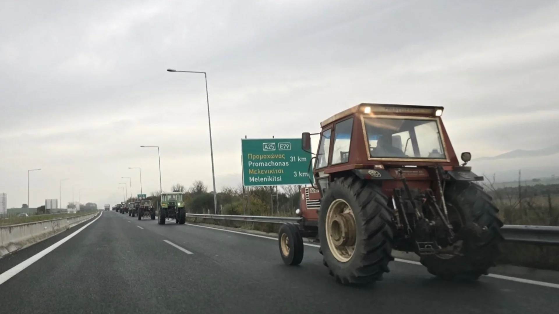 Гръцката блокада на границата при "Кулата" продължава, километрична опашна от тирове
