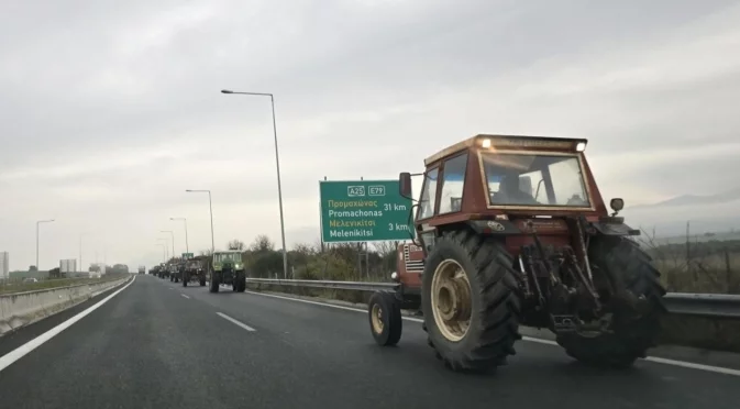 Гръцката блокада на границата при "Кулата" продължава, километрична опашка от тирове