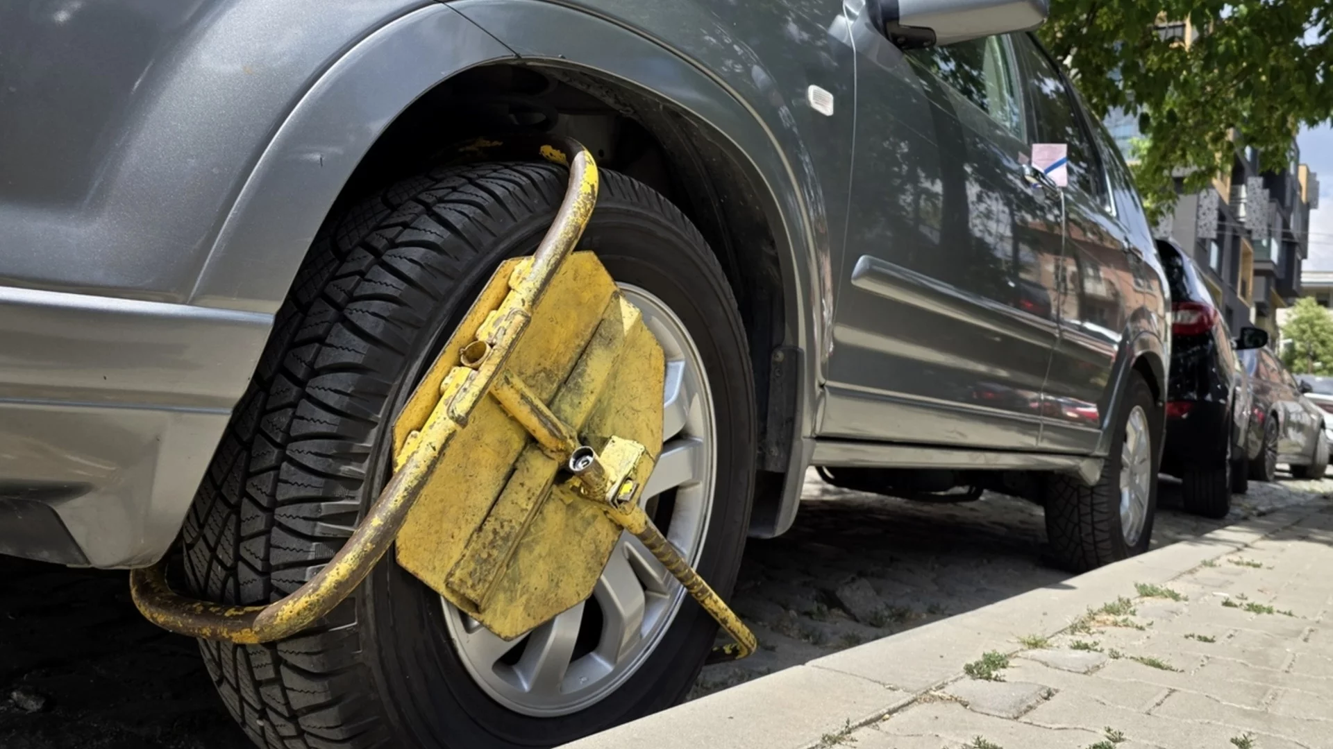 Сам си свалил скобата: Ще се размине ли шофьорът само с глоба?