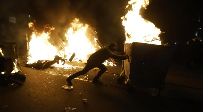 "Г-н министър, спите ли?": Майка на задържан на протеста с твърдения за бланкетни обвинения и полицейско насилие (ВИДЕО)