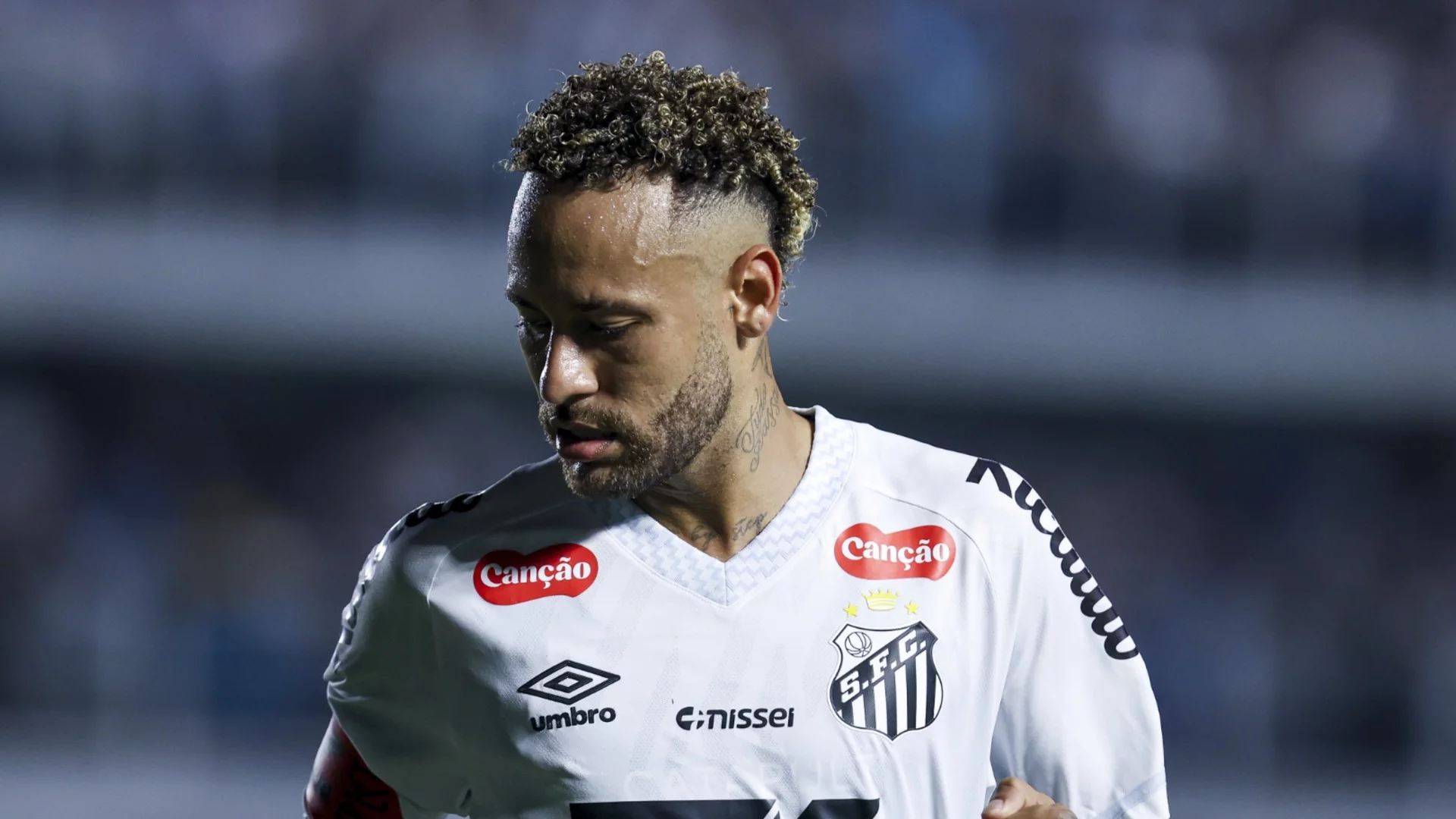 Контузеният Неймар блесна с хеттрик и поведе Сантос към спасението