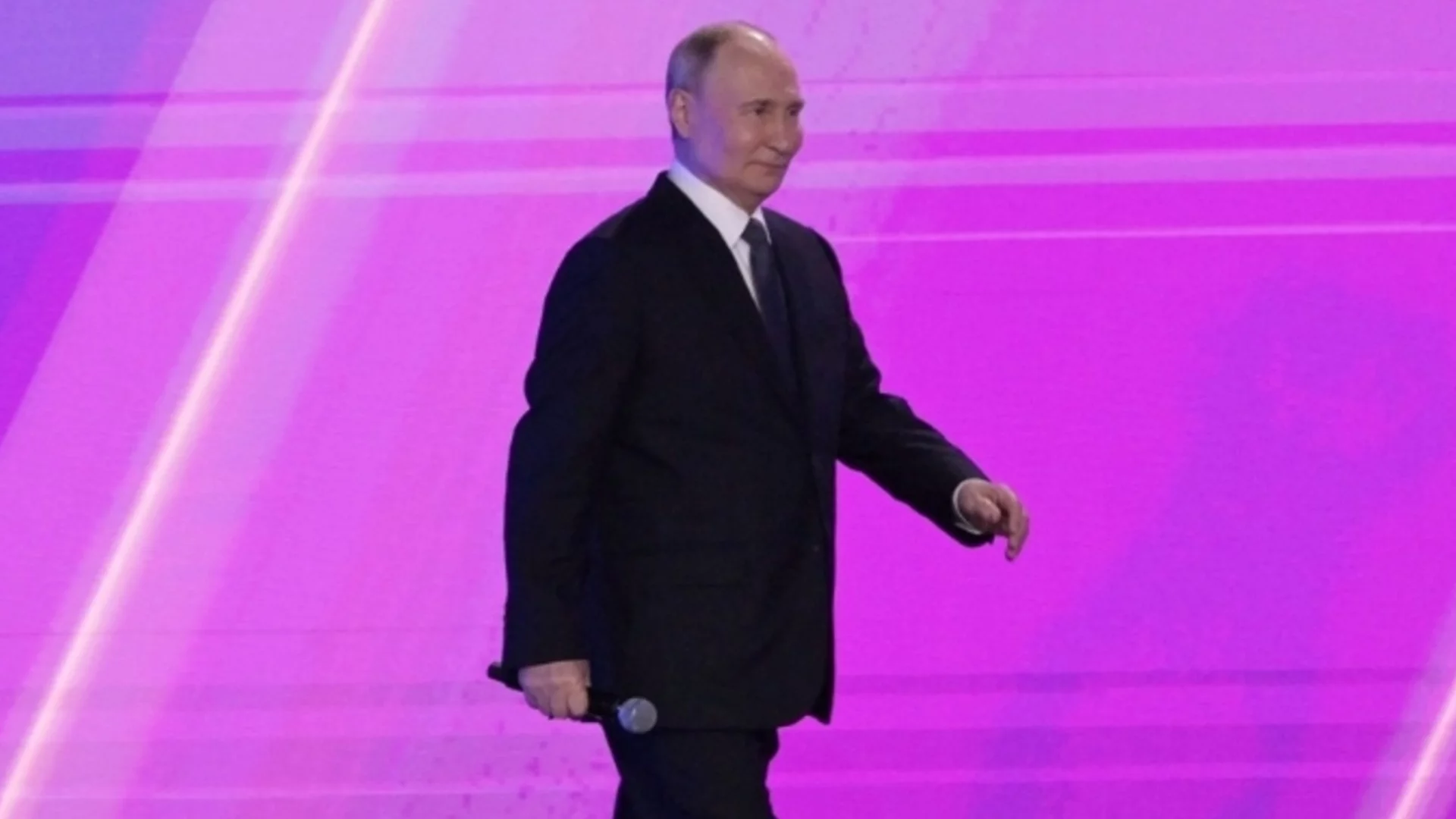 Путин отчаяно не иска да бъде като Николай II, когото разстреляха собствените му поданици