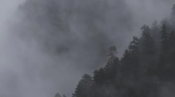 Мъгла, минусови температури и силен вятър: Не е за туризъм в планините