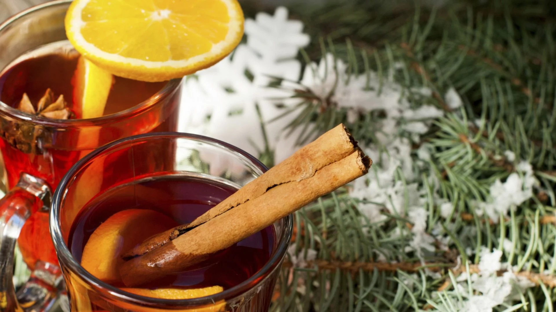 Тези 3 рецепти за греяно вино ще направят Коледата ви просто неустоима