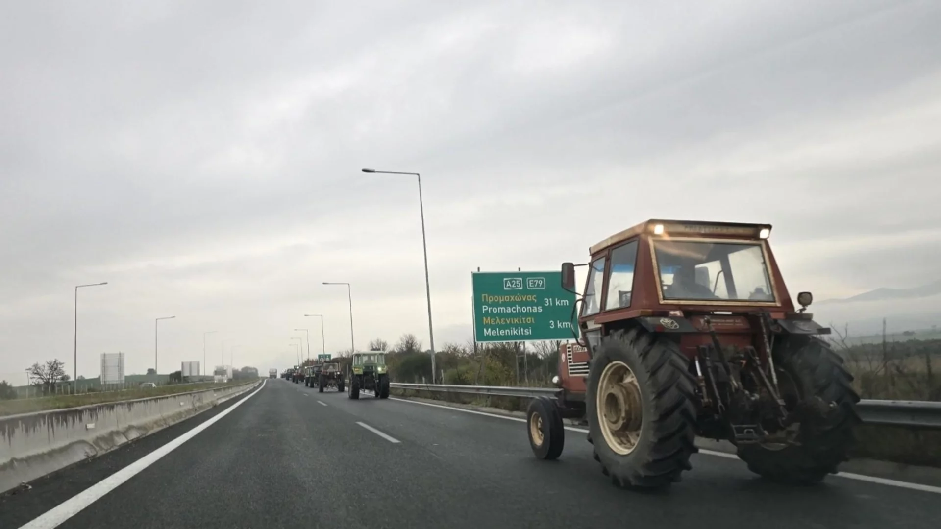 Под блокада за ТИР-ове: Гръцките фермери пак затвориха Кулата - Промахон