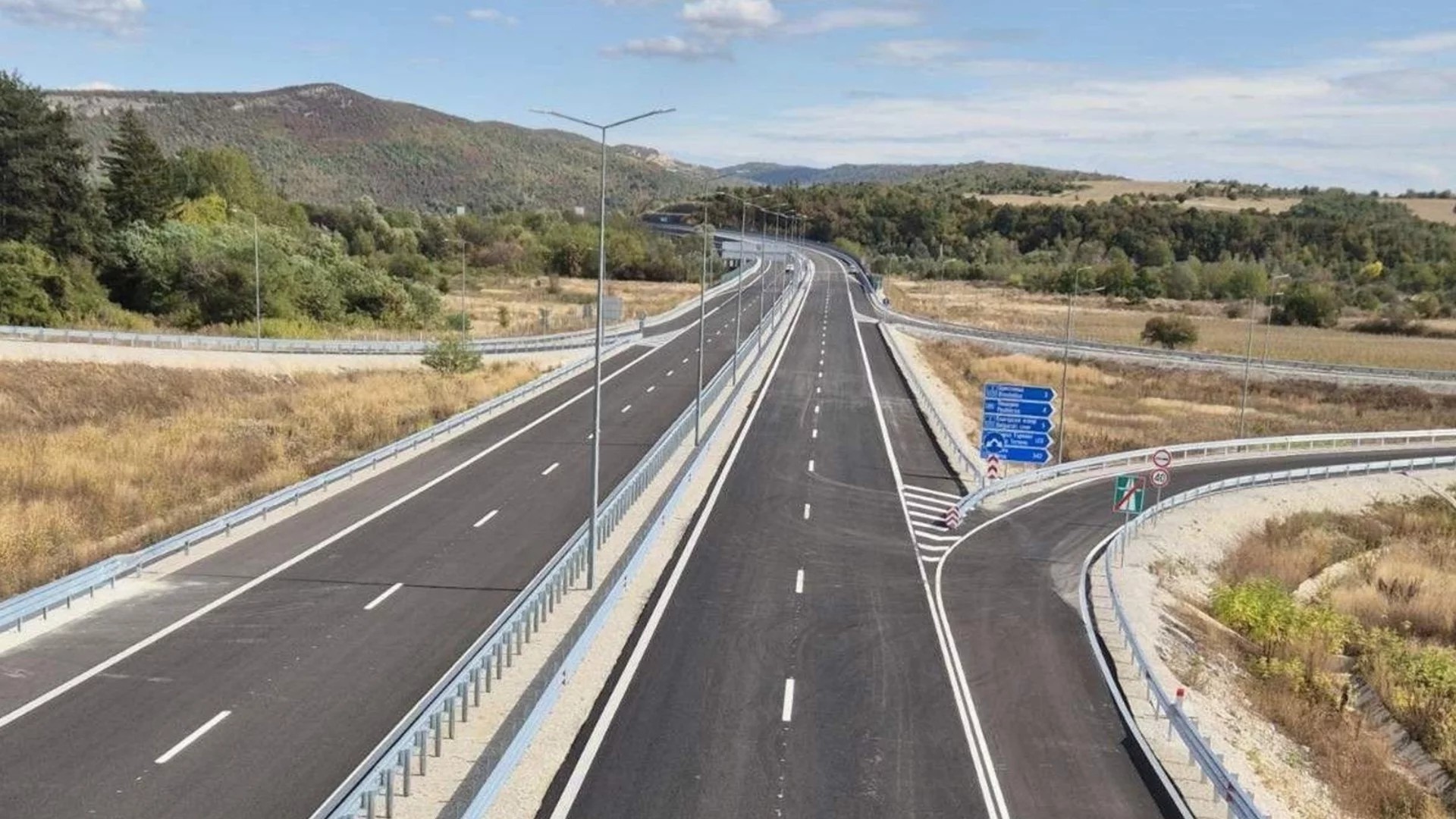 Полагат маркировка по две магистрали и на път в Пазарджишко