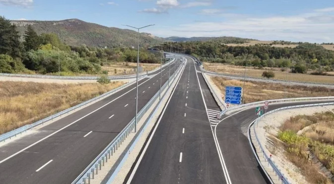 Полагат маркировка по две магистрали и на път в Пазарджишко