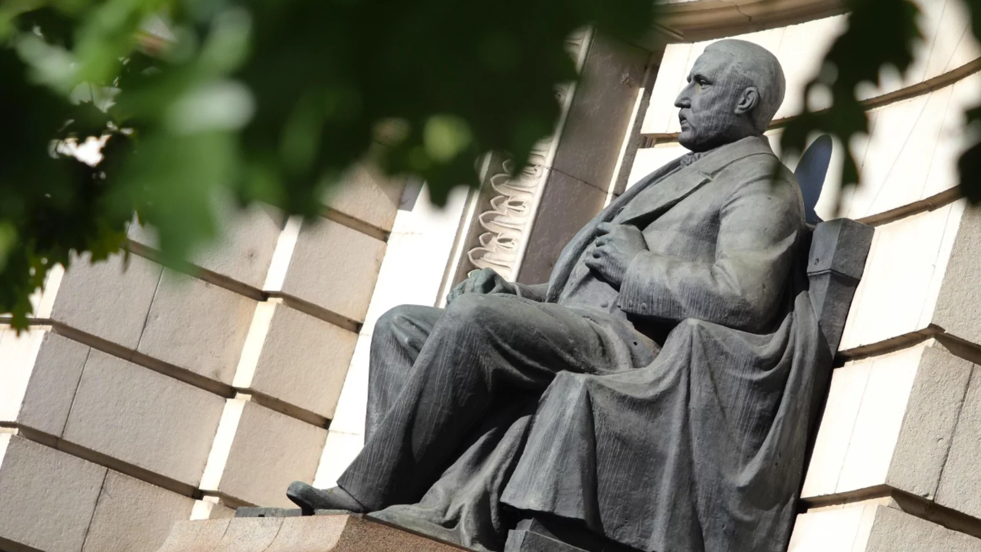 8 декември в историята на България: Празник, извоюван с копнеж за знание и свобода