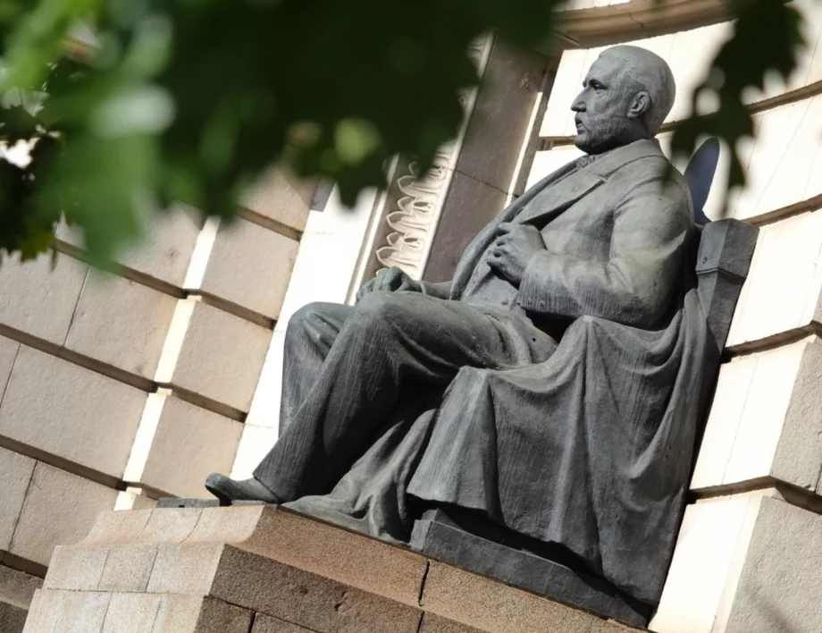 8 декември в историята на България: Празник, извоюван с копнеж за знание и свобода