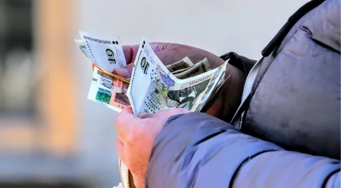 За последен път в левове: Изплащат пенсиите и коледните добавки