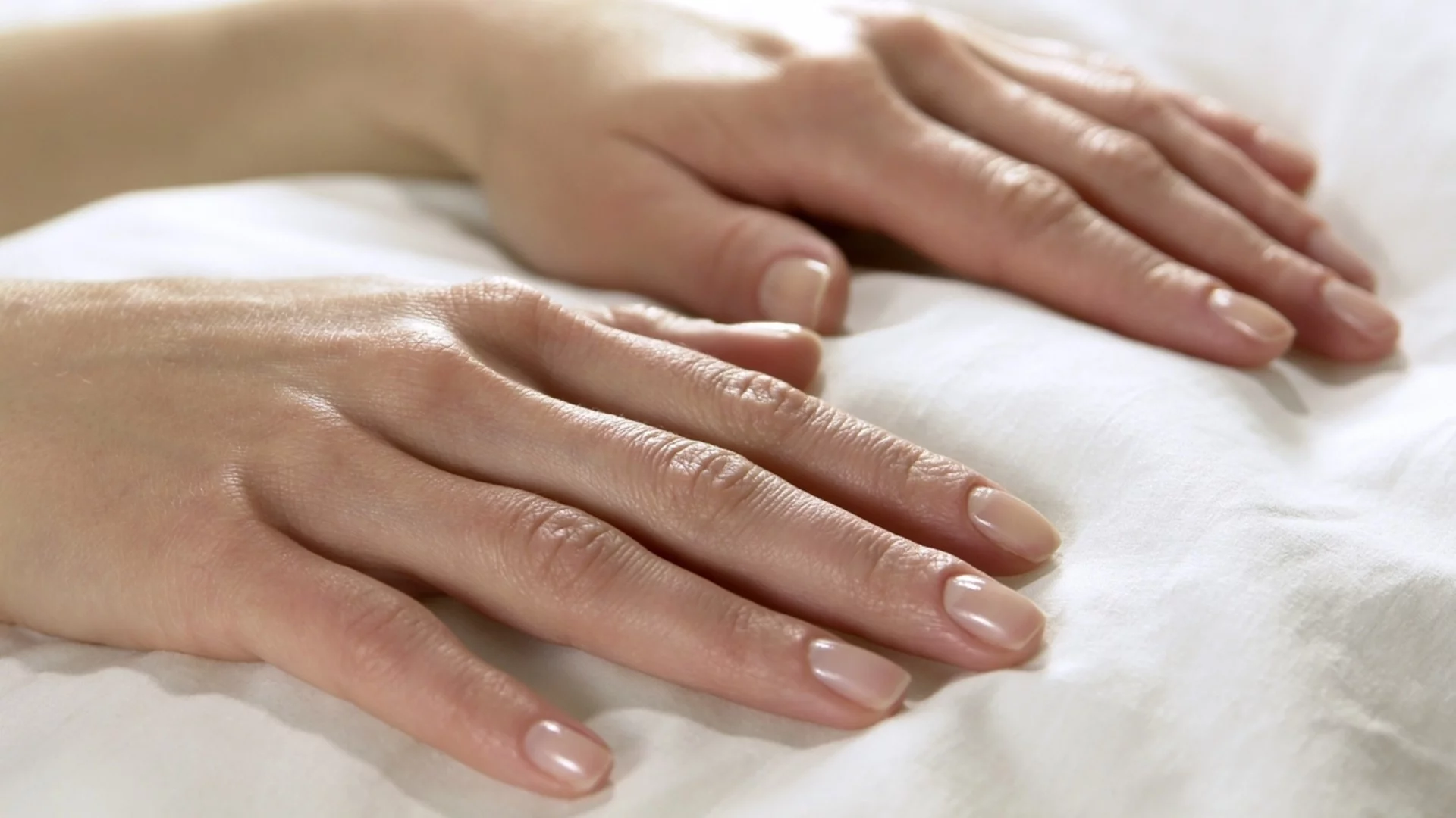 Какво казват ноктите за здравето ни – малките сигнали, които пренебрегваме