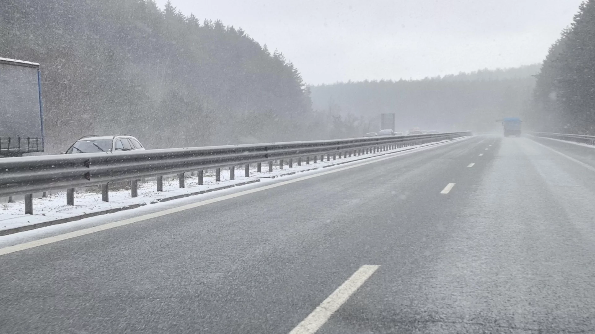 Без аварийна лента в участък от АМ “Струма“