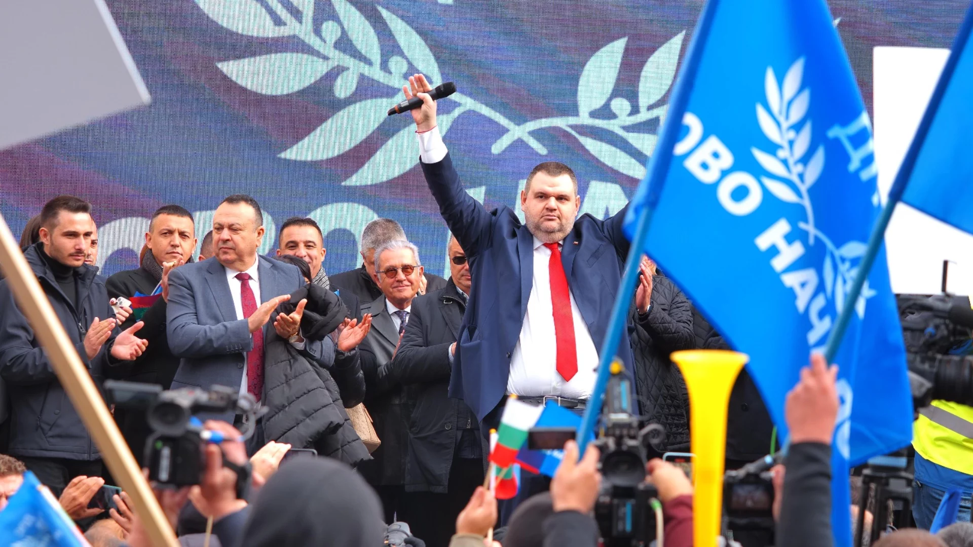 Пеевски събра партийния актив. Готви контрапротест? (СНИМКИ)