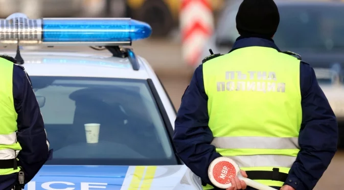 Пиян шофьор самокатастрофира, пострадали са той и спътникът му