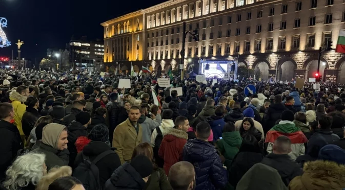 "Оставка! Вън Пеевски и Борисов от властта": Нов голям протест блокира София