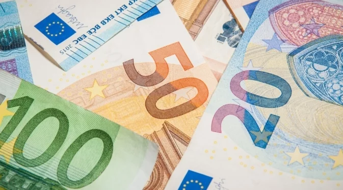 Еврото приключва седмицата с интересен завой в курса