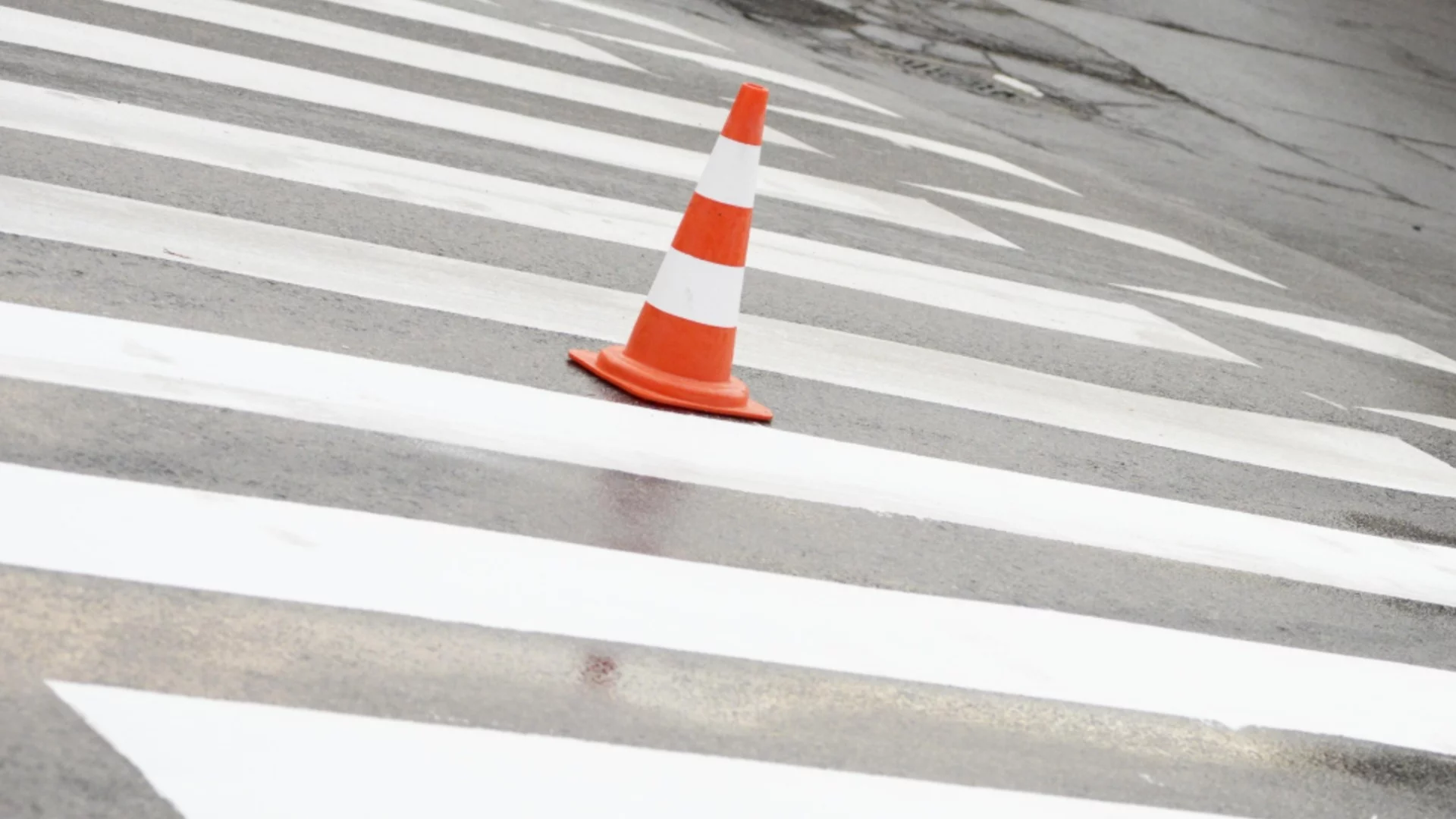 На пешеходна пътека: Кола блъсна мъж и жена