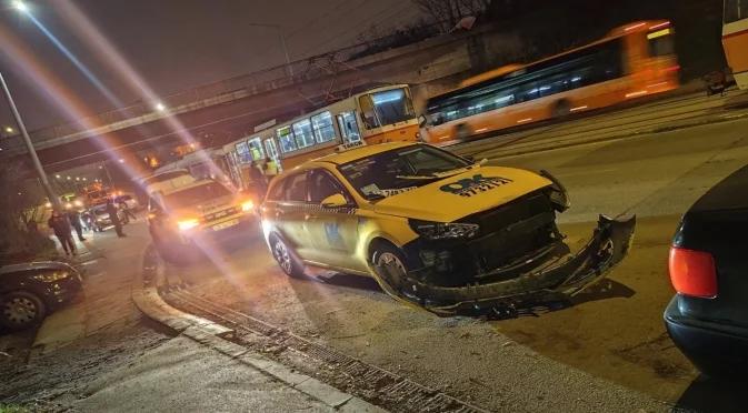 Катастрофа след катастрофа: Сблъскаха се коли, след тях трамваи (СНИМКИ)