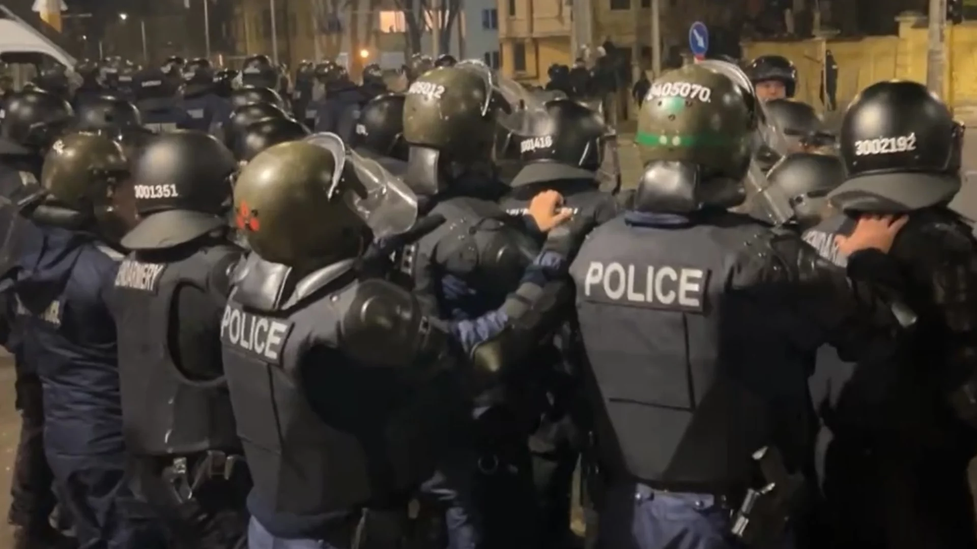 Полицията пипаше малко нежно. Полицаите очевидно предпочитат бездействието