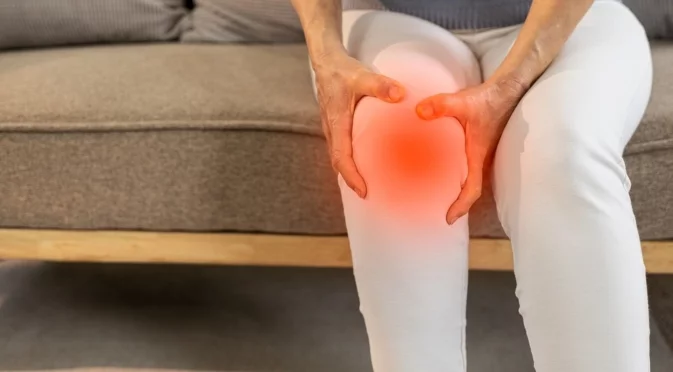 Зимата и артритът: 5 скрити фактора, които засилват болката ви