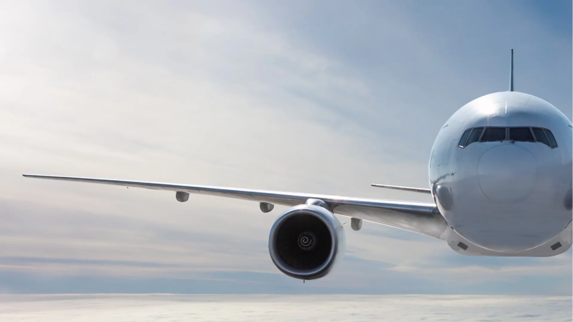 Паника на борда: Пламъци и дим в пътнически самолет (ВИДЕО)