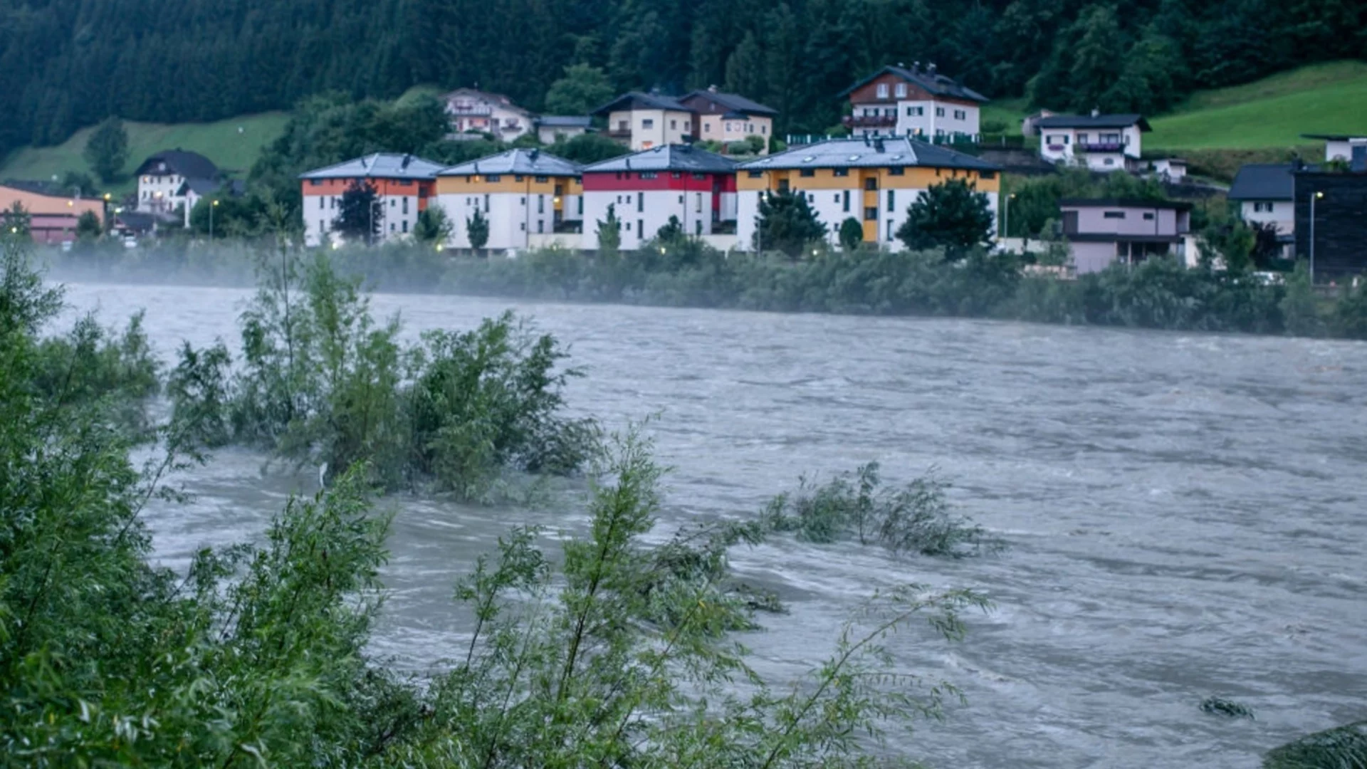 Мощната буря „Байрон“ парализира Гърция: Червен код и наводнения (ВИДЕО)