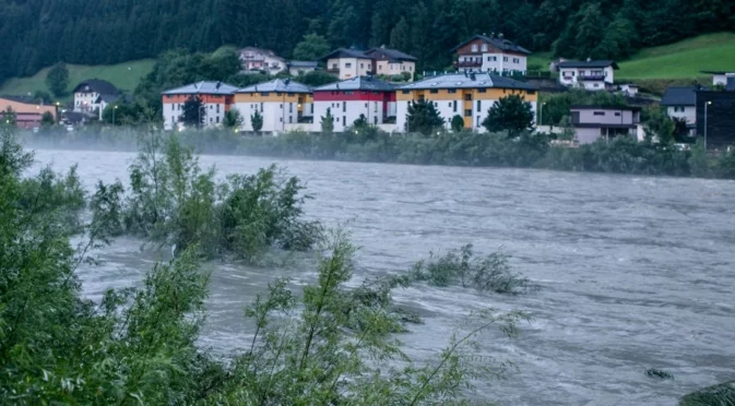 Мощната буря „Байрон“ парализира Гърция: Червен код и наводнения (ВИДЕО)