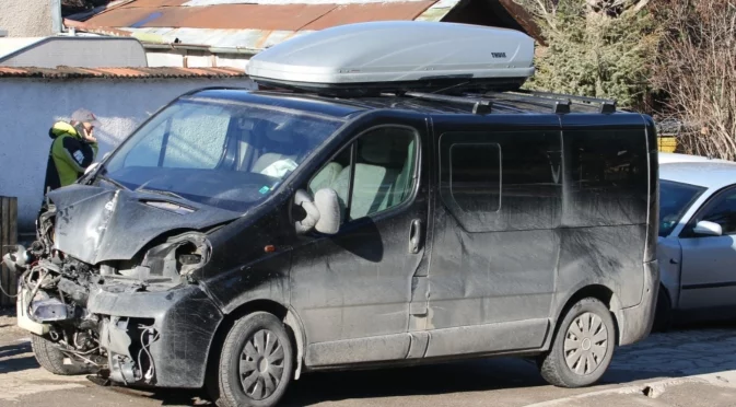 Микробус се блъсна в стълб, четирима младежи са пострадали