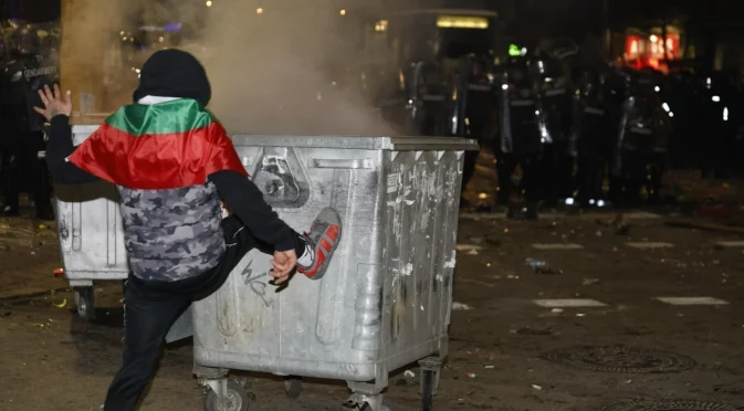 Неверни показания и мизерни условия: Близки на задържан на протеста младеж се притесняват за здравето му