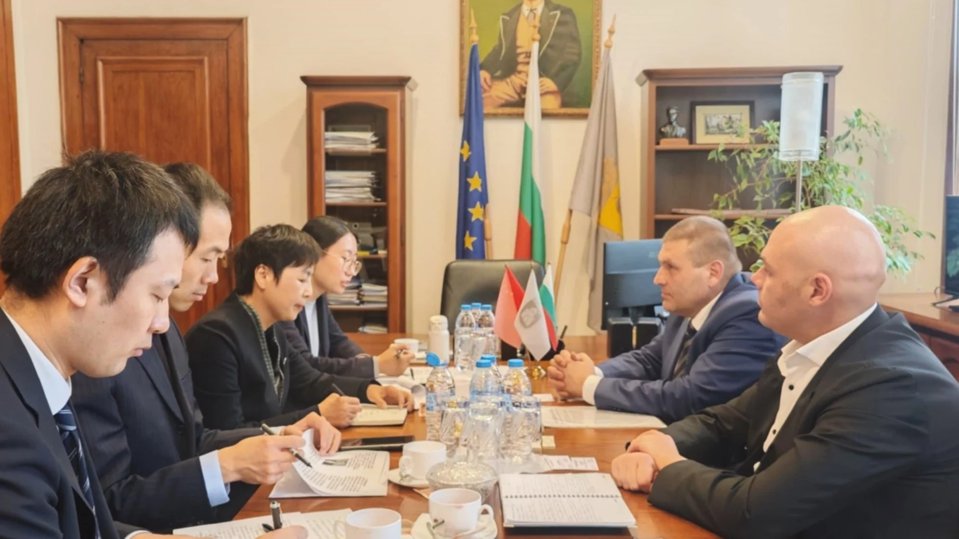 Изучаване на китайски и възможности за инвестиции: Кметът на Плевен и посланикът на Китай проведоха среща
