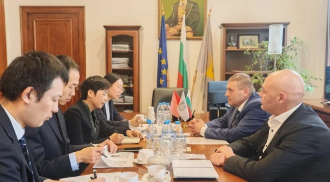Изучаване на китайски и възможности за инвестиции: Кметът на Плевен и посланикът на Китай проведоха среща
