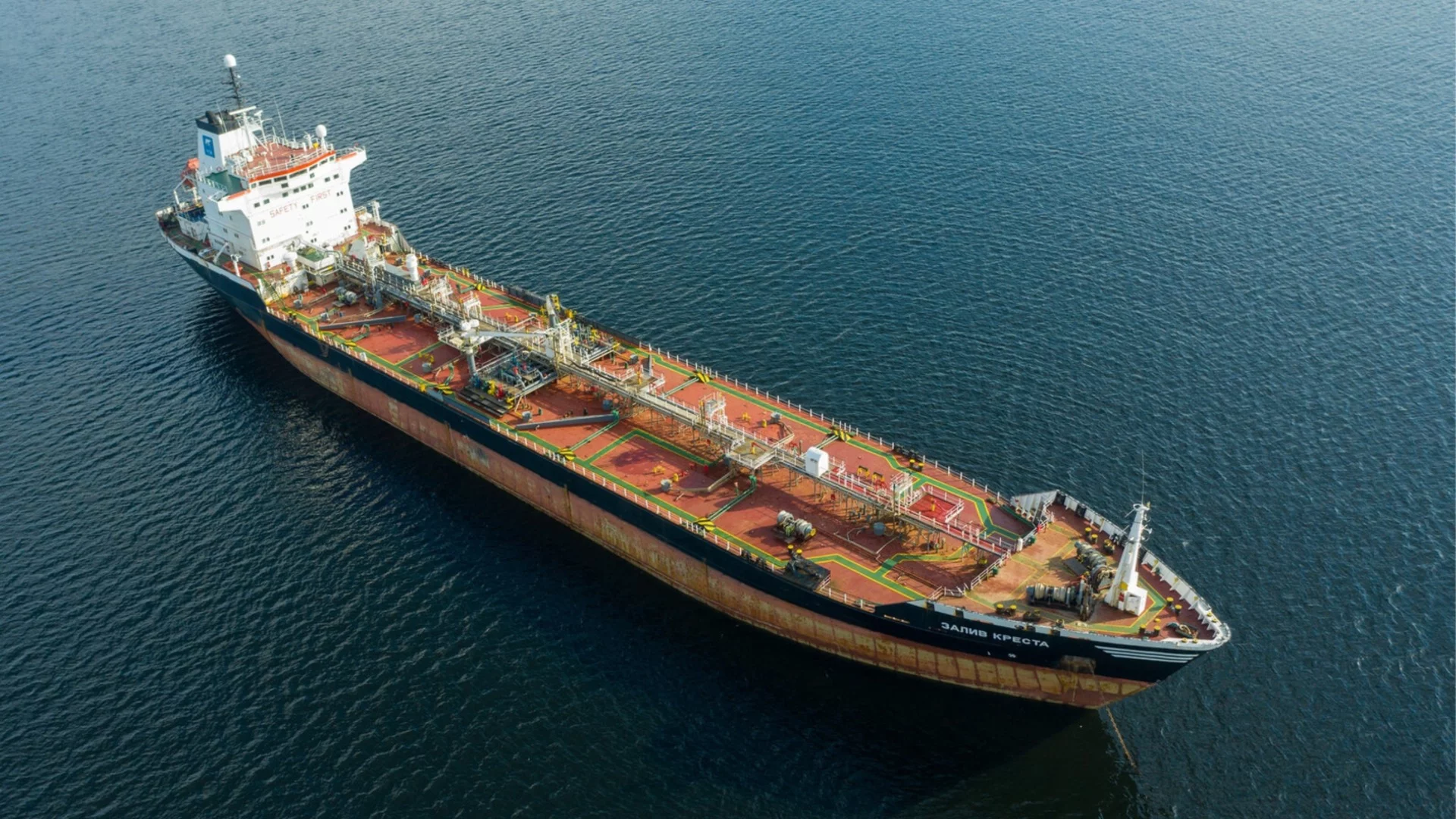 Идея: Г-7 и ЕС обмислят пълна забрана за морския износ на руски петрол