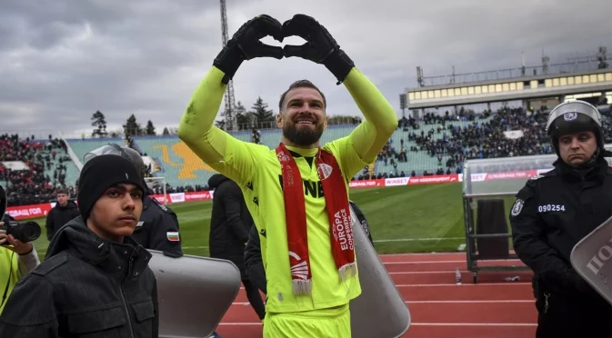 Густаво Бусато се включи в кампанията за Любо Пенев, стражът на ЦСКА дари емблематична фланелка