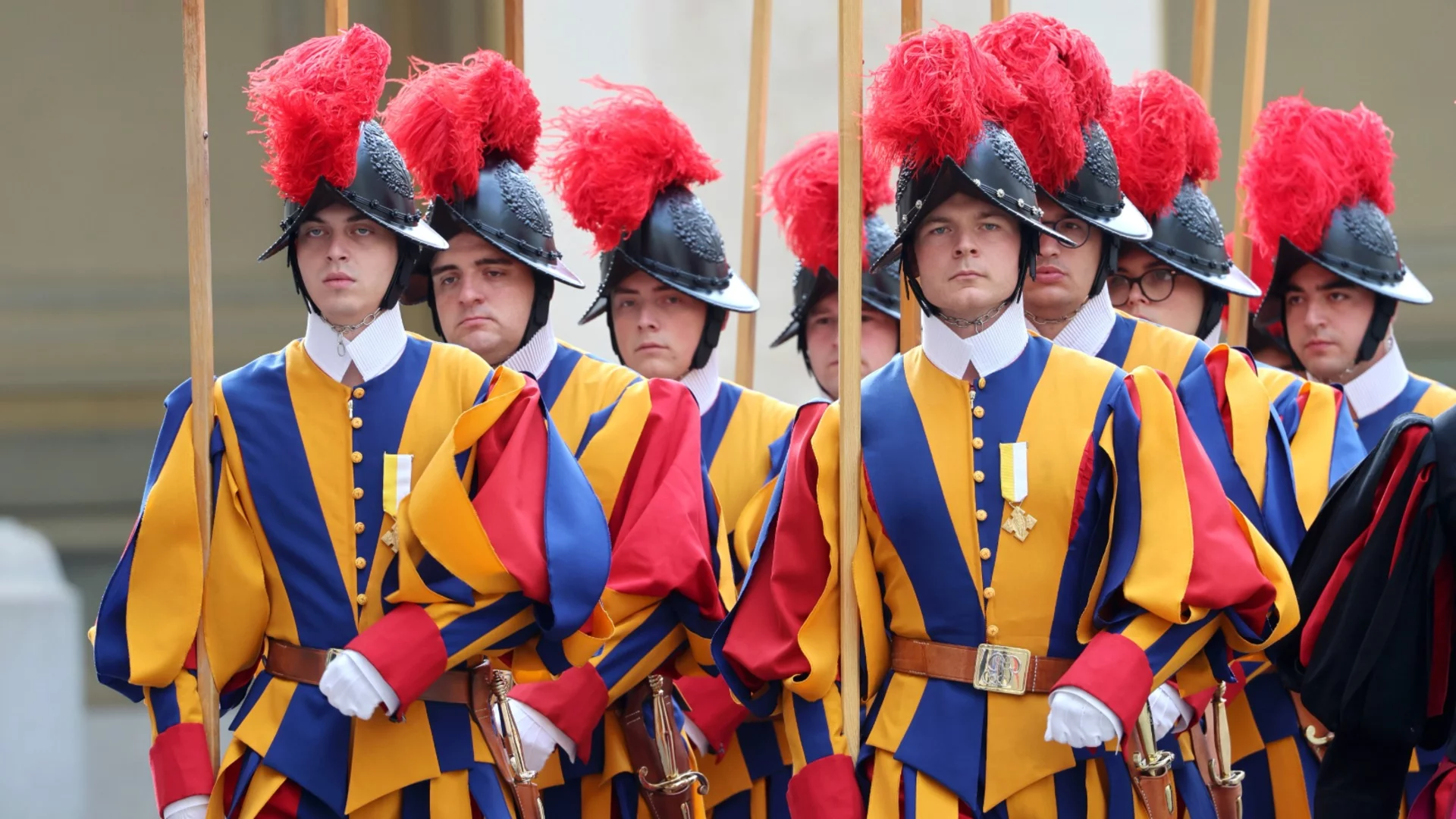 "Тук съм, за да защитавам папата с живота си": Как се става швейцарски гвардеец за 1500 евро?