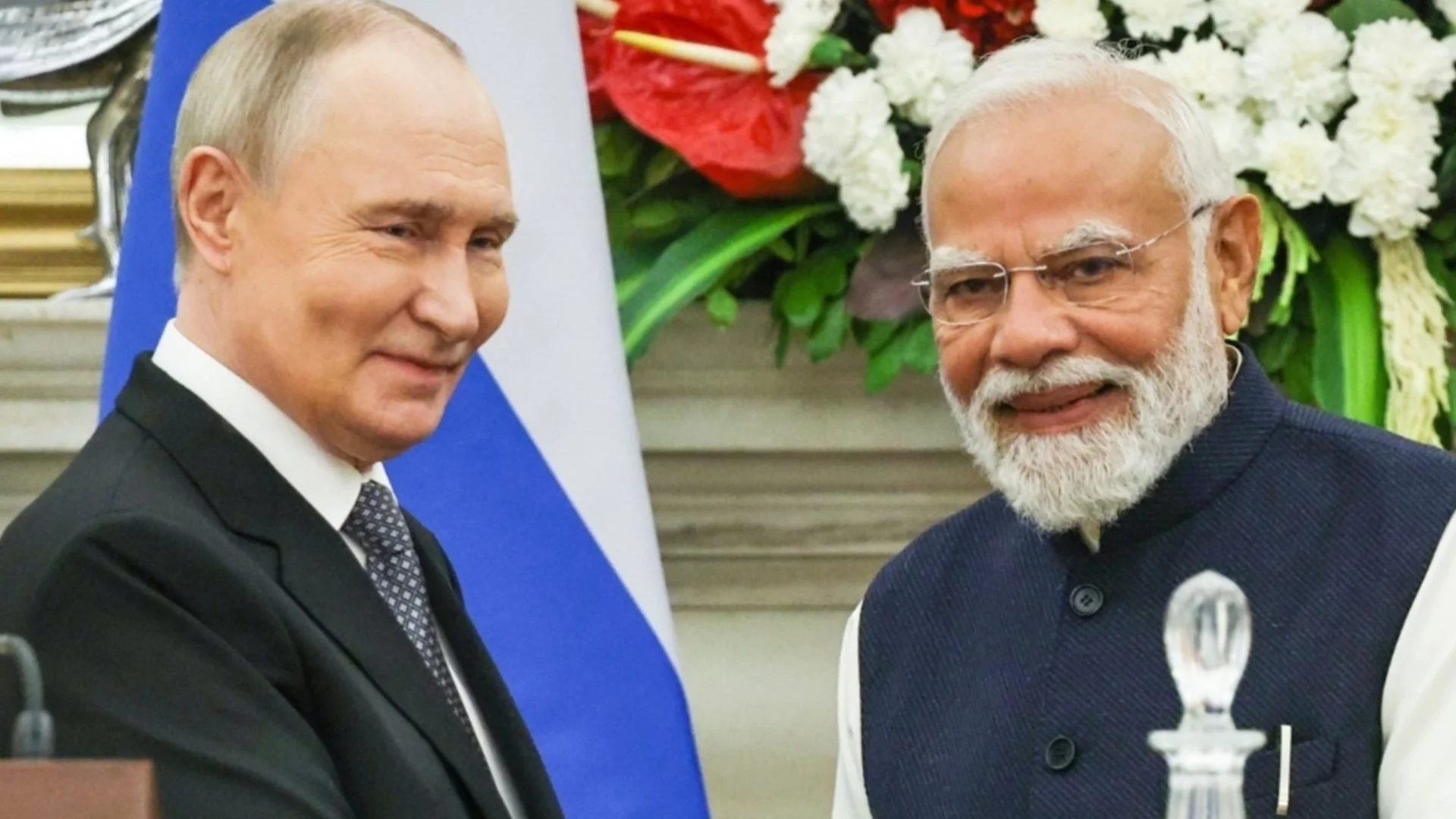 Путин поставя антирекорди: Индийската рупия се срина до рекордно ниско ниво при посещението му