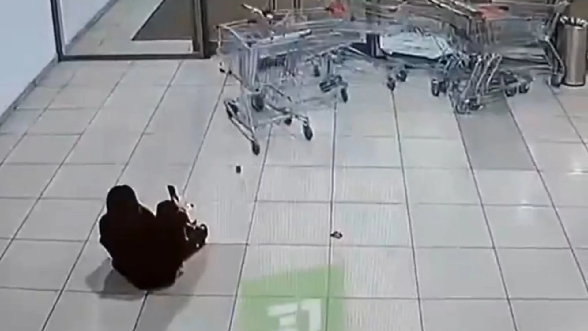 "Идиот на годината": Руснак пусна пазарски колички по ескалатор, предизвика погром с пребита жена (ВИДЕО)