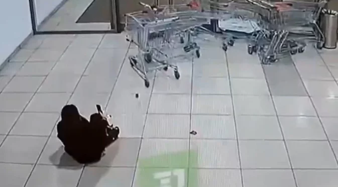 "Идиот на годината": Руснак пусна пазарски колички по ескалатор, предизвика погром с пребита жена (ВИДЕО)