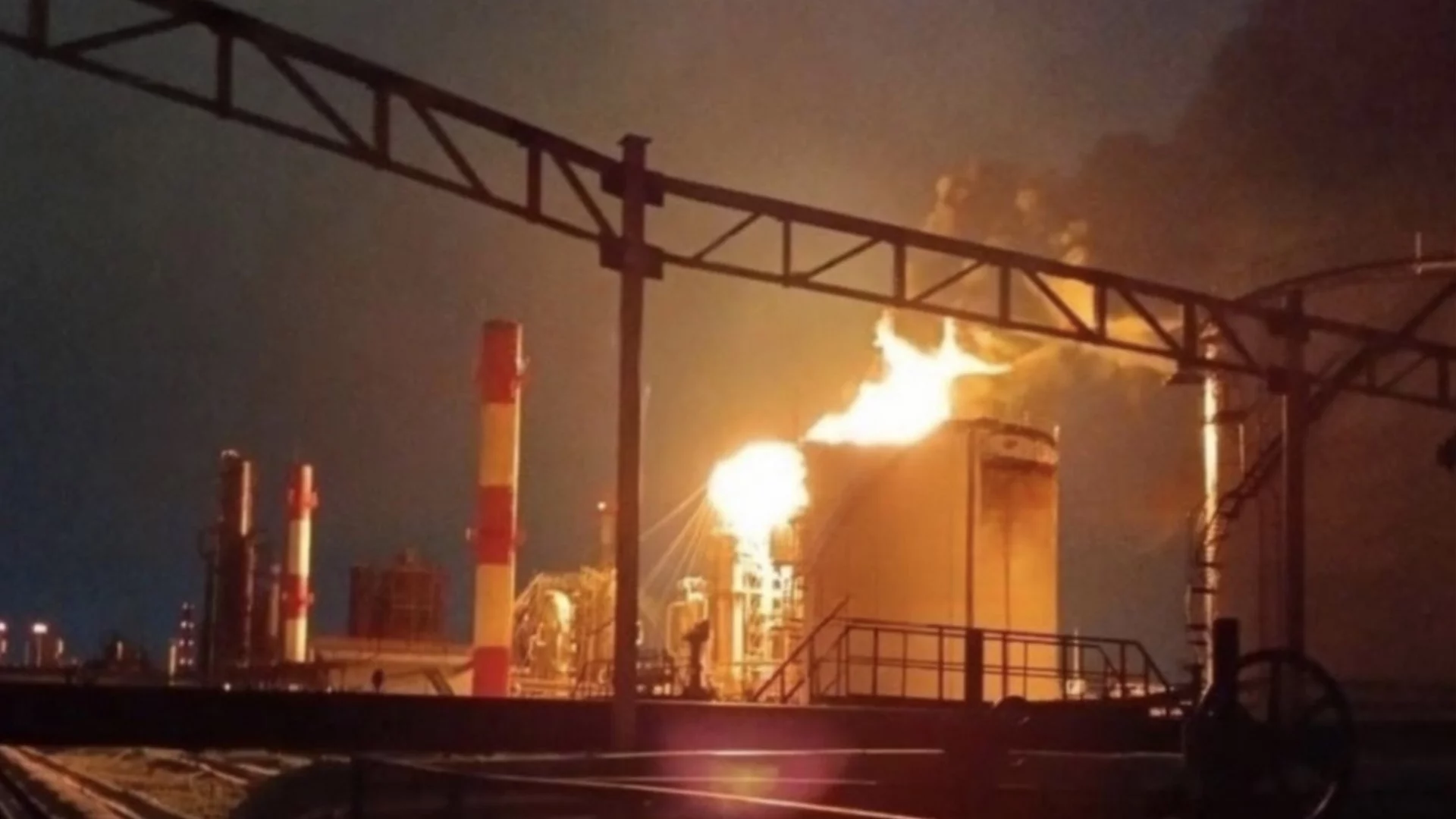 Рязанската петролна рафинерия бе поразена за 9-и път тази година, руски въздушни атаки раниха цивилни в Украйна (ВИДЕО)