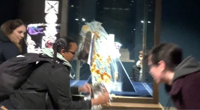 Активисти заляха кралската корона с ябълков крем (ВИДЕО)