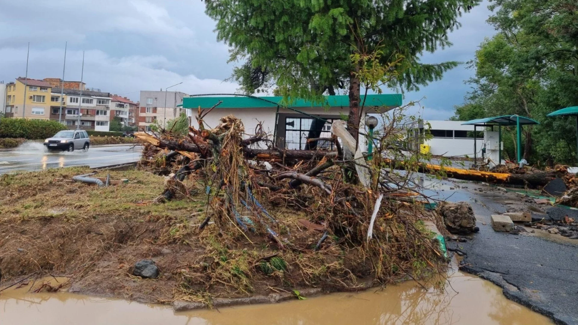 Къмпинг "Арапя" е под вода, улици и постройки в Царево са отнесени от ново наводнение