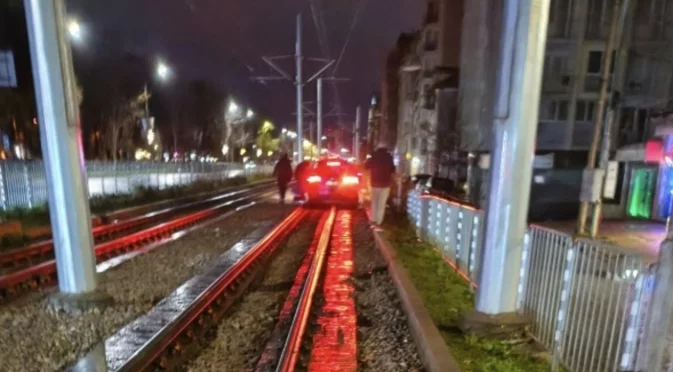 Куриозна катастрофа: Варненска кола се озова на трамвайните релси в "Красно село"