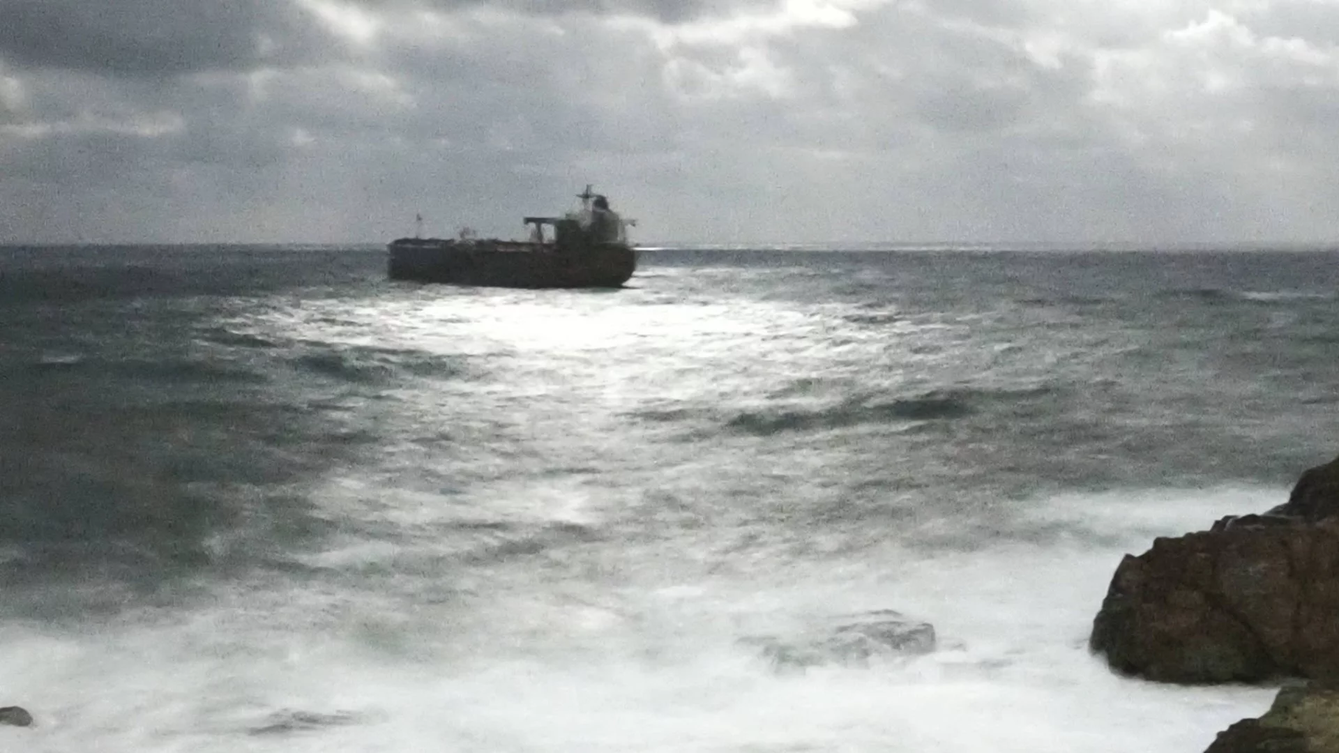 Проверяват замърсено ли е Черно море заради блокирания танкер "Кайрос": ето ситуацията към момента