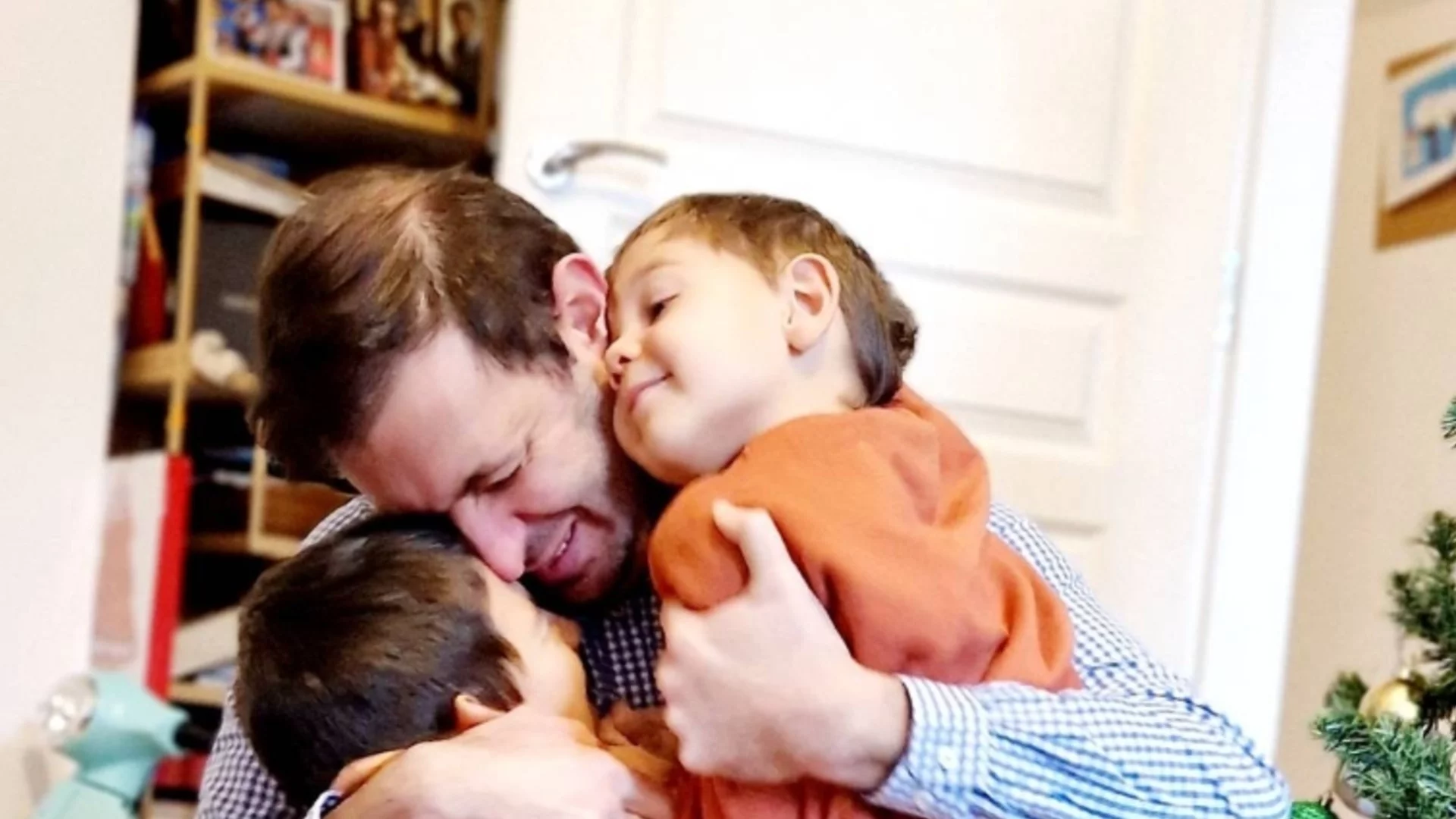 "Не съм свободен, на крака ми има гривна": Барбутов прегърна децата си (СНИМКА)