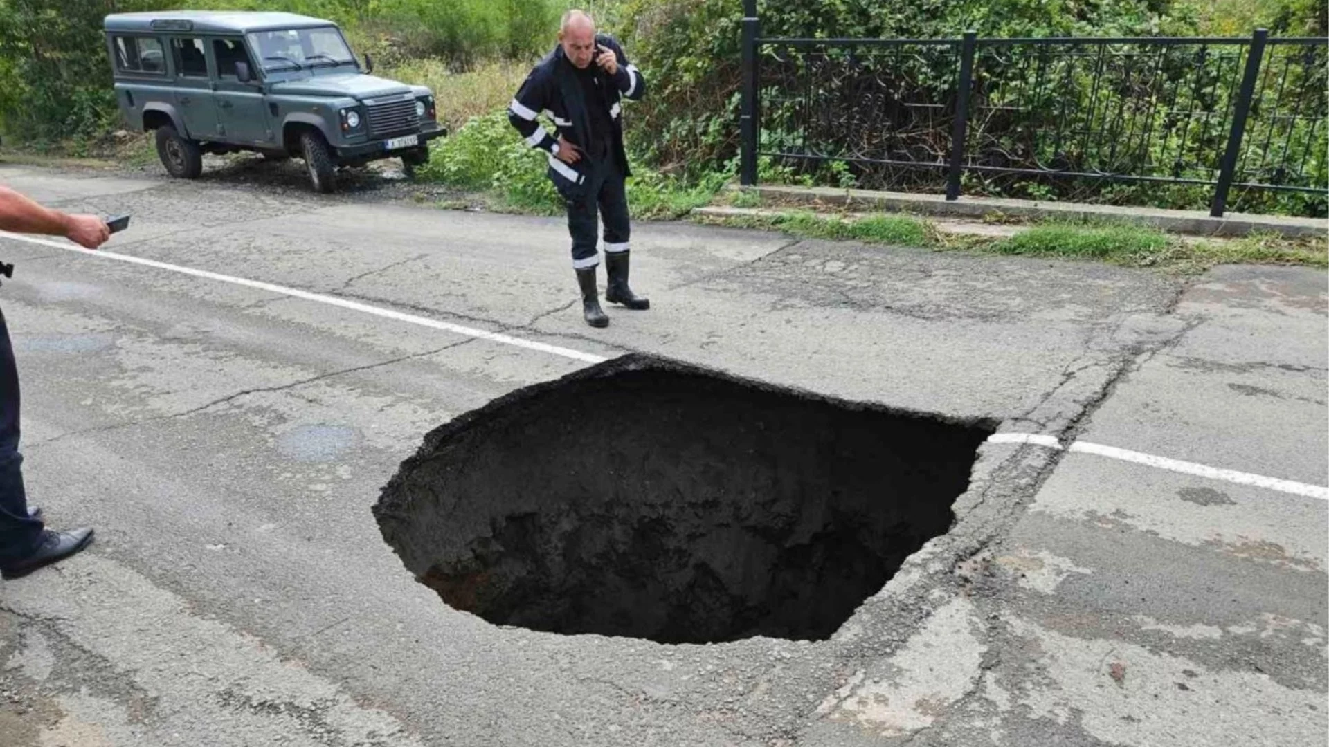 Над 20 коли една след друга спукаха гуми в дупка на пътя Враца-Монтана