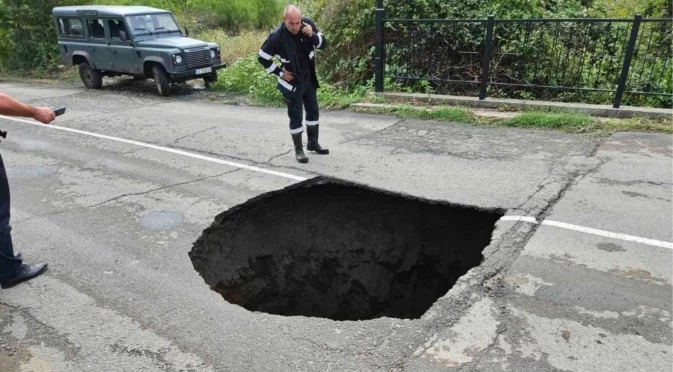 Над 20 коли една след друга спукаха гуми в дупка на пътя Враца-Монтана